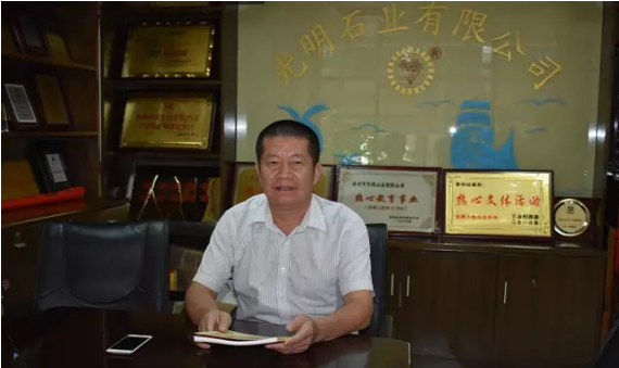 開手扶拖拉機起家的黃明經，如何成為南安石材人敬重的前輩？