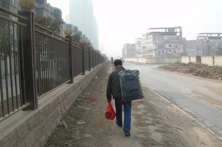 一個被遺忘的42歲石材工人，在車站“過”端午