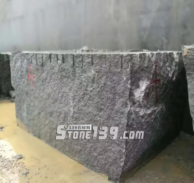 廣西芝麻黑產(chǎn)地鐘山縣黨政主要領(lǐng)導(dǎo)率隊(duì)深入花崗巖石材企業(yè)開(kāi)展專(zhuān)項(xiàng)調(diào)研，附產(chǎn)品欣賞！